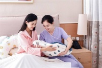 本科95后月嫂走红！入职2年带娃20多个，平均月薪1.2万【附月嫂行业分析】