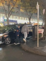 37岁李易峰现身日本，暴瘦成纸片人，身上随便一件单品就几千块