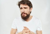 你是否想要摆脱自卑情绪的困扰？试试这些方法吧！