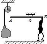 如图是举重运动员小宇自制的训练器械，轻杆AB长1.5m，可绕固定点O在竖直平面内自由转动，A端用细绳通过滑轮悬挂着体积为0.015m3的沙袋，其中OA=1m，在B端施加竖直向上600N的作用力时，轻杆