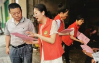 龙南市计生协组织志愿者开展计生活动为群众送政策、送健康、送知识、送服务