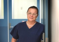 她把切下的人皮打碎做成喷雾，喷一下就能长出新皮肤