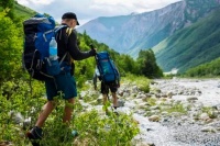 攀登高峰，探索自我：登山徒步锻炼身心，带来健康生活