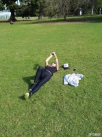 刘晓庆躺草地做日光浴 宠物出镜生活惬意