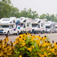 房车生活=车+房+一家三口