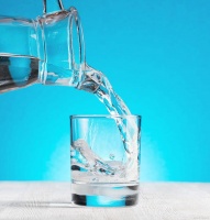 怎样在生活中保持水分平衡，预防脱水？