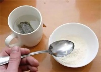 【生活小窍门】喝剩的茶叶渣别再倒了，想不到能这么用，省了不少钱！