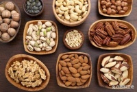 每天吃坚果好处多？专家揭示真相，健康生活：坚果的正确食用量！