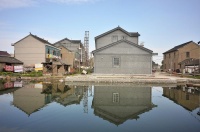 父母到了五六十岁只管自己挣钱不管子女生活的，你会怎么对待？