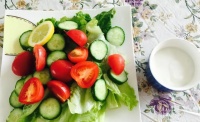 给你带来一款健康好吃的酸奶蔬菜沙拉，体验健康生活的美妙滋味