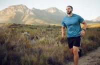 健身，山地和人跑步在自然训练的健康，健康和运动锻炼。运动，生活方式和马拉松与运动员跑夏季，自由和耐力的草地路径图片