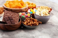 健康生活：避免吃太多高糖高脂零食，控制卡路里！