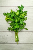 香菜在日常生活中很常见，中老年人经常吃会收获5个好处