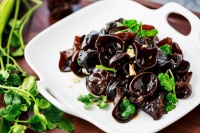 生活中常见的黑木耳，其貌不扬，没想到对身体有那么多好处？