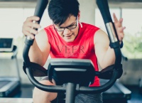 健身房里的运动自行车。健康和聪明的身体的生活方式和娱乐。适合和公司活动图片