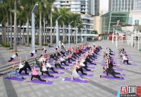 倡导健康生活方式 百名瑜伽爱好者户外齐练瑜伽