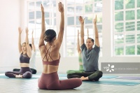 室内瑜伽组健身例行挑战健身。教练员对一群学生进行教学和展示姿势。健康的生活方式。正版高清图片下载