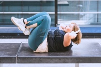 曲线美的年轻女性在运动服锻炼，加上大小女孩训练在城市，健康的生活方式和身体积极的概念图片