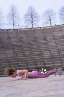 波比跳得又壮又弯，一个穿着粉色紧身衣的白人女孩在城市公园里户外锻炼。幸福和健康的生活，有食物和锻炼正版高清图片下载