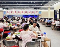 都在卷60？他把人均100+的海鲜火锅，开成“大学食堂”！