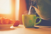 在日常生活中，如何正确喝水？