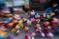 在快节奏中找到生活节奏：多样性与积极态度的人生探索