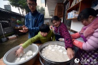 “新年吃年糕，生活年年高” 春节为什么要吃年糕？