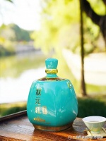 中國黃酒：古老傳統(tǒng)的健康之酒?在這個現(xiàn)代社會，很多人喜歡在睡前小酌一杯，以助眠、抗衰老。而在這無數(shù)種酒類中，中國黃酒作為世界上最古老的酒類之一，以其獨(dú)...