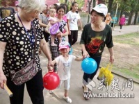 武汉万邦社工组织社区老人徒步健走 倡导健康生活