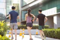 如何在忙碌的工作生活中合理安排运动，并养成持久的锻炼习惯？