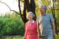 每天步行的惊人健康益处：从脚步开始的生活改变