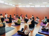 “瑜”悦身心 美丽生活——校工会组织开展女教职工午间瑜伽课堂培训活动