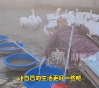 男子躺板车30年通过锻炼无障碍生活