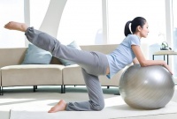 产后瑜伽九式详解，助力新妈妈快速恢复健康生活