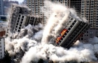 我国某市地处中亚热带季风湿润气候区，夏秋季节瓜果大量上市。该市生活垃圾填埋场地表分布着由砂石和砰石组成的厚度小于10m的松散层。下图示意该市垃圾填埋场渗滤液氨氮浓度随季节变化情况。 推测该生活垃圾场周围地下水氨氮浓度较高的季节，并分析