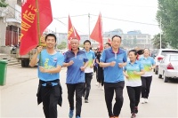 带着一群志趣相投的伙伴唱红歌、健康跑、做公益，跑步达人李向阳—— 奏出和谐优美的生活旋律