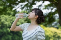 温水慢饮养脾胃，悠然自得享生活