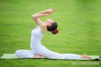 每天早起做瑜伽，不仅能唤醒身体活力，还能迎接健康生活