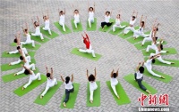 甘肃张掖上演“瑜伽秀” 传递健康生活理念