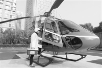 这个周末，未来生活节现场 可爱的机器人糖宝 带你玩转有趣有用有体验的未来医疗馆