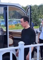 王健林暴瘦，出门数十个随从，与王思聪莺莺燕燕的生活对比鲜明！