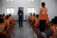 看守所里的日常生活揭秘，高墙之下的24小时