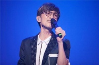 他曾是一代歌王，却因生病淡出演艺圈，今50岁骨瘦嶙峋靠商演生活