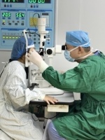 全国首批！龙晶PR晶体近视手术在东莞华厦眼科成功实施！助力高度近视患者，重获清晰视界！