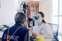 退休干部白内障术后效果好成“活广告”，爱人亲戚跟着到华厦眼科做手术！