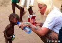 7年前非洲“皮包骨男孩”，被好心女游客收养，如今生活得怎样？