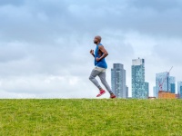运动是否对情感健康和社交生活产生积极影响，如何促进社交互动