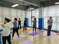 榕盛社区老年学堂瑜伽课开课，引领健康生活新风尚