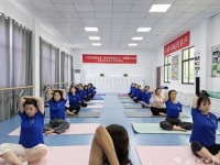 嘉鱼县鱼岳镇东街社区：公益瑜伽进社区 倡导健康新生活