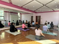 河北保定高新区：社区瑜伽公益课助力女性居民健康生活